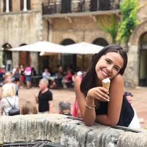 Meet your Posher, Camila
